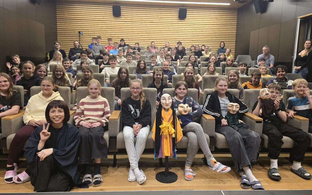 Ticho, které vypráví: japonské představení „Ma“ u nás ve škole